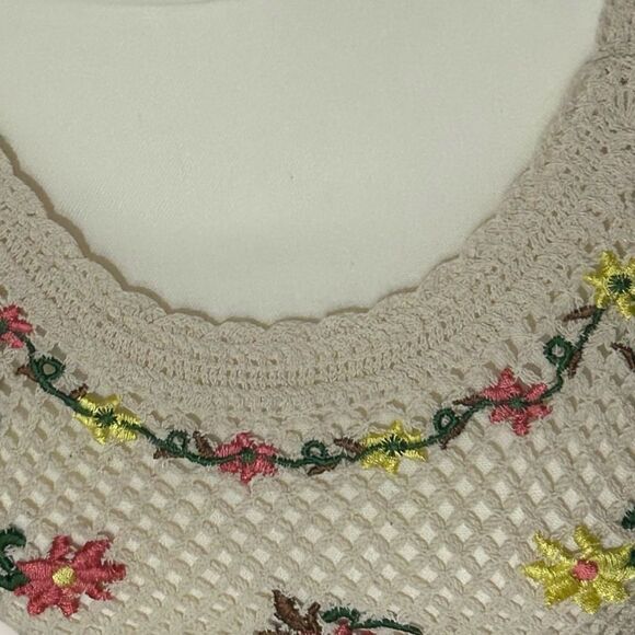 Rebellion | NWT Women's Ivory Floral Crocheted Crop Top. Size M - Picture 4 of 10